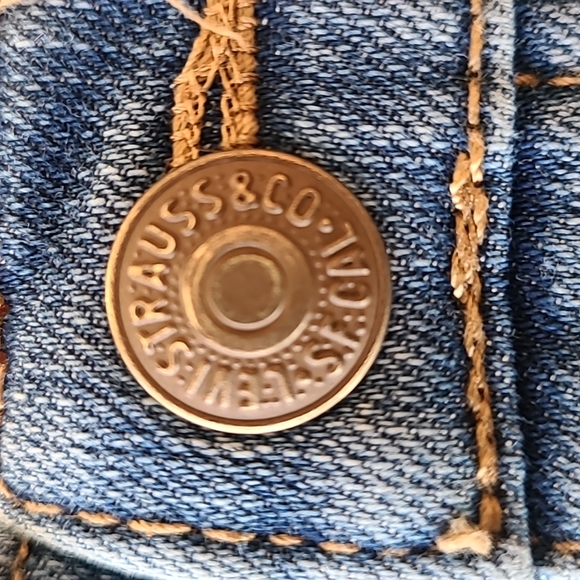 Levi's medium wash distressed denim jeans - Picture 10 of 10